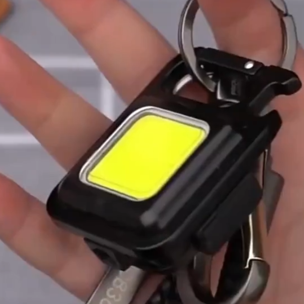 Kompaktowa latarka LED z wbudowanym powerbankiem i magnesem, doskonała do plecaka, na camping i do codziennego użytku.