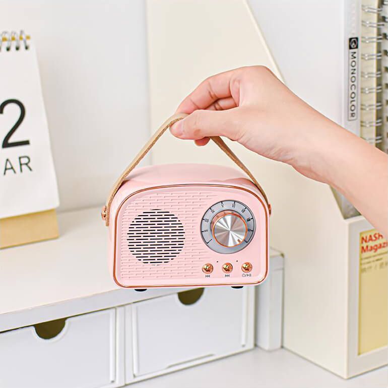 Głośnik retro Bluetooth w kolorze drewna, z klasycznymi detalami, zapewniający ciepły i bogaty dźwięk audio.