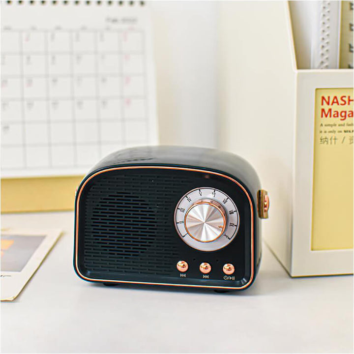 Głośnik przenośny retro Bluetooth z intuicyjnymi pokrętłami i przyciskami, ułatwiający sterowanie muzyką.