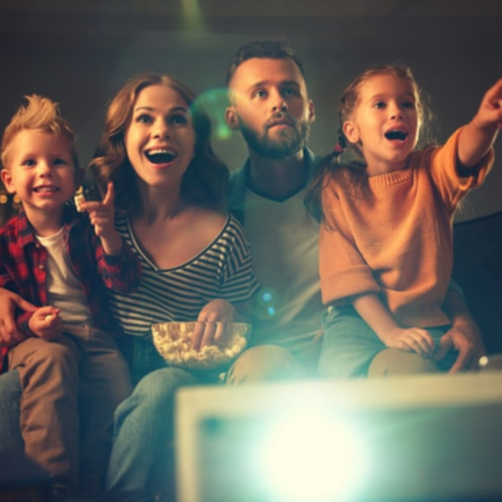 Kompaktowy, przenośny projektor 1080P z WiFi 6. Łatwa rozrywka multimedialna w podróży.