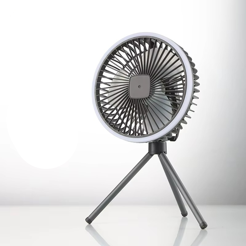 Przenośny wentylator kempingowy z lampą LED i funkcją power banku USB. Idealny do biwaku i podróży.