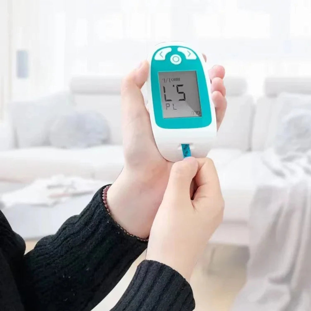 Łatwy w użyciu, przenośny zestaw do kontroli glukozy i cholesterolu w domu. Twój monitor zdrowia.