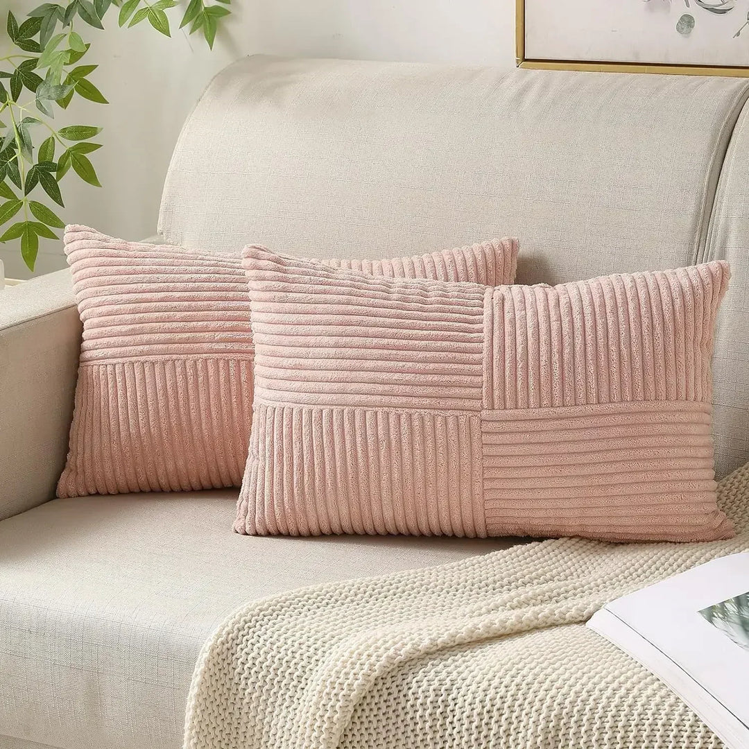 Przytulna poszewka corduroy w beżowym odcieniu, idealna do dekoracji salonu i sypialni. Miękki design tekstylny.