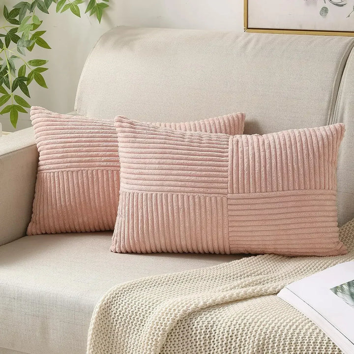 Przytulna poszewka corduroy w beżowym odcieniu, idealna do dekoracji salonu i sypialni. Miękki design tekstylny.