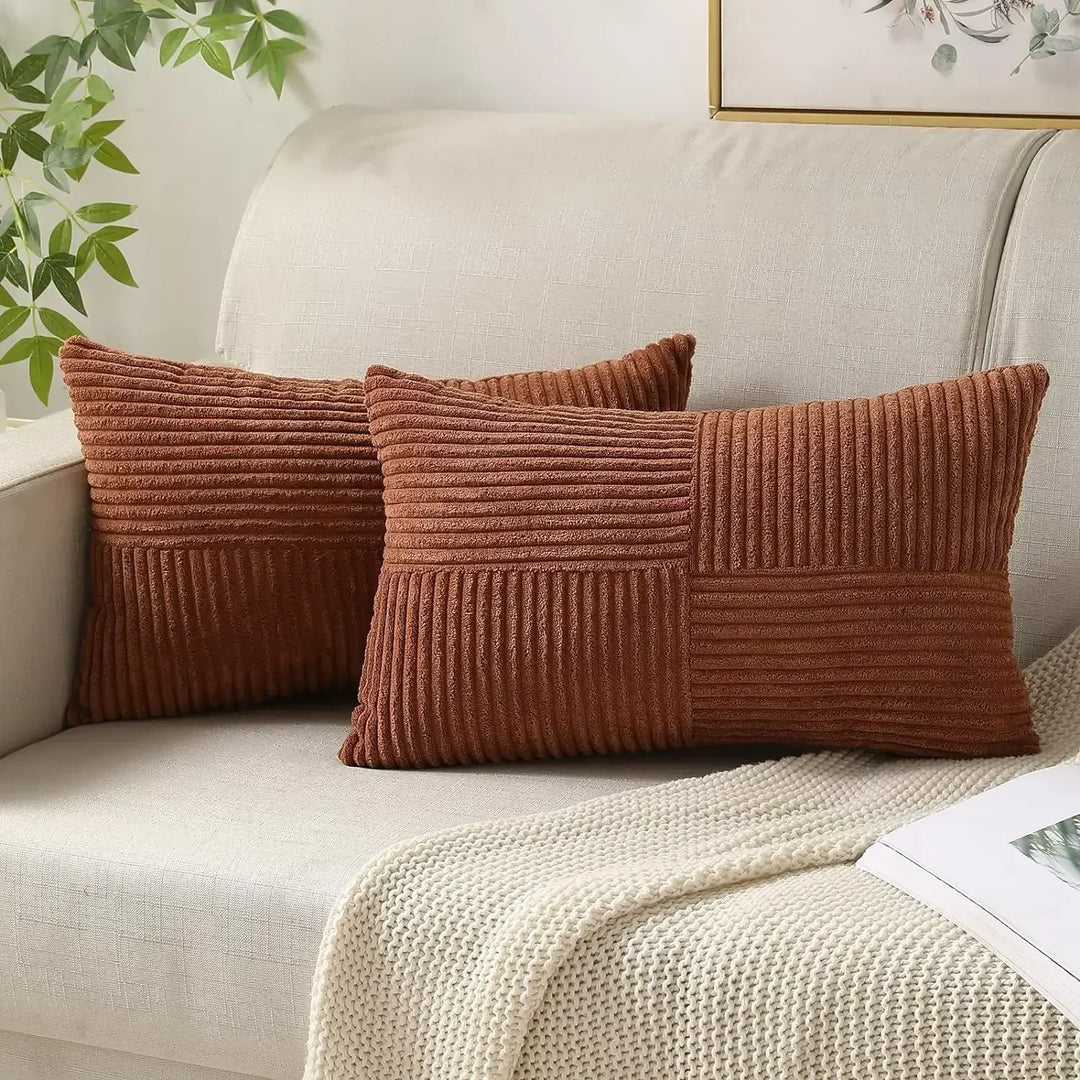 Elegancka zielona poszewka corduroy, idealna jako element dekoracyjny poduszki na sofę w salonie.