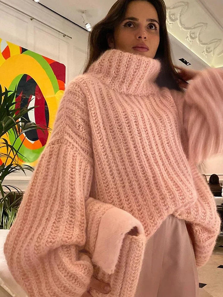 Zbliżenie na damski różowy sweter z wysokim golfem