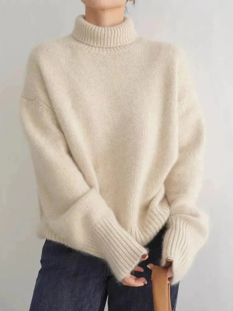 Kobiecy beżowy sweter o luźnym kroju