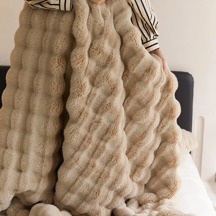 Elegancka narzuta dekoracyjna na sofę, stylowy dodatek do wnętrz. Modny koc upiększy salon i sypialnię.