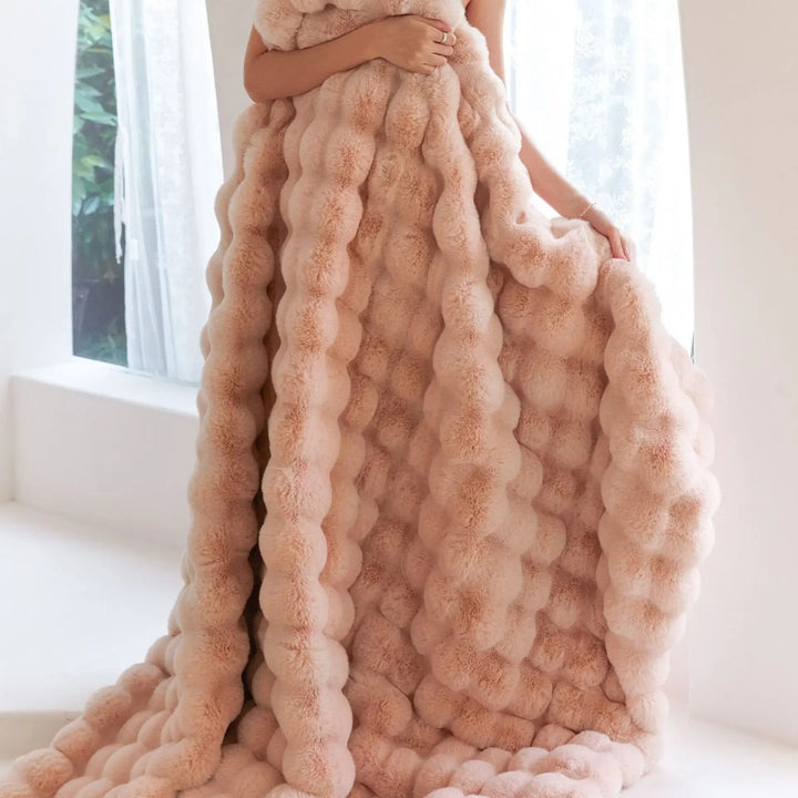 Przytulny koc WarmWool jako elegancka narzuta na sofę, dodający stylu i ciepła do domowej aranżacji.