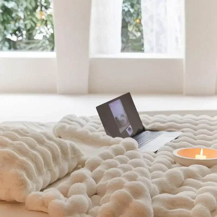 Wygodny, wełniany koc WarmWool odpowiedni dla każdego, idealny jako narzuta lub do przytulania w chłodne dni.