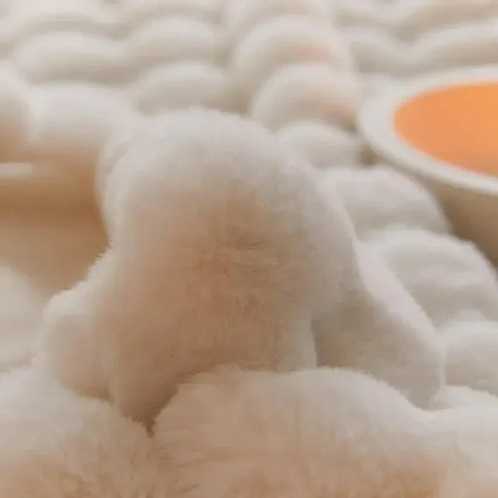 Osoba otulona ciepłym, puszystym kocem WarmWool, ciesząca się komfortem i relaksem w domowym zaciszu.