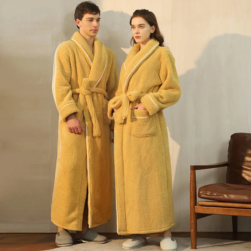 Puszysty szlafrok flanelowy unisex z paskiem. Ciepło i komfort na relaks w domu, idealny na jesień i zimę.