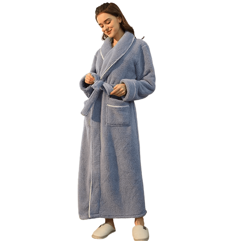 Puszysty szlafrok z flaneli dla komfortu. Unisex, z paskiem, idealny na relaks i domowe wieczory.