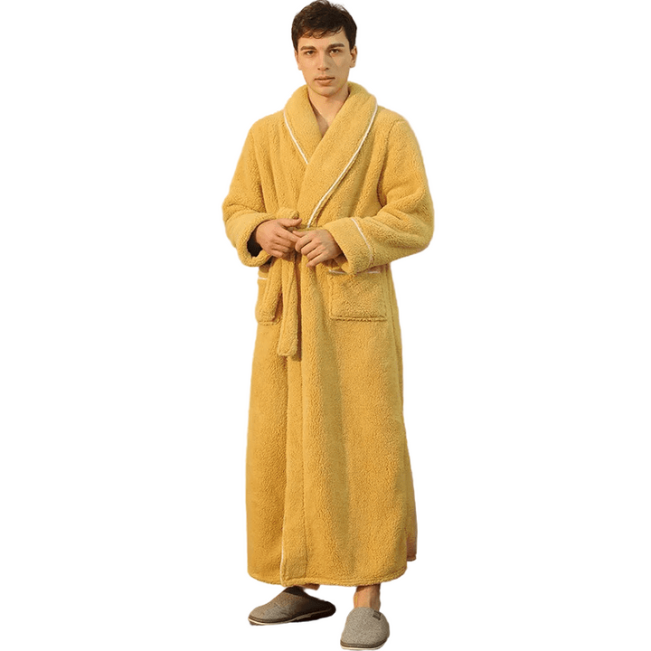 Zimowy szlafrok flanelowy, puszysty. Ciepły i komfortowy strój unisex z paskiem na Boże Narodzenie.