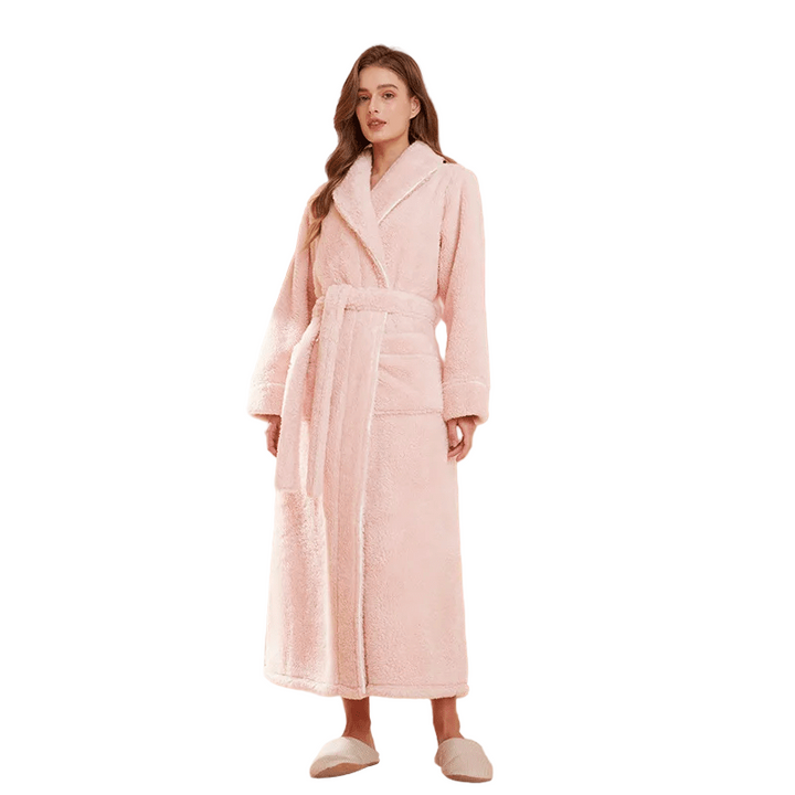 Miękki i ciepły szlafrok flanelowy. Unisex, z paskiem, puszysty i wygodny na zimowe dni.