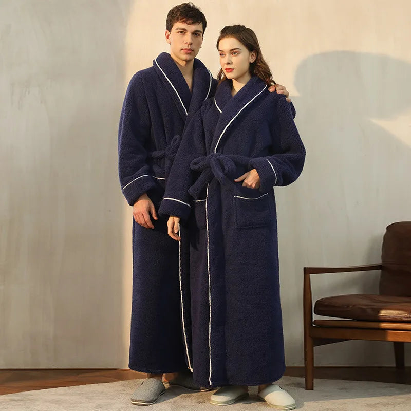 Ciepły szlafrok z miękkiej flaneli, unisex. Idealny na zimowe wieczory, zapewnia domowy komfort.