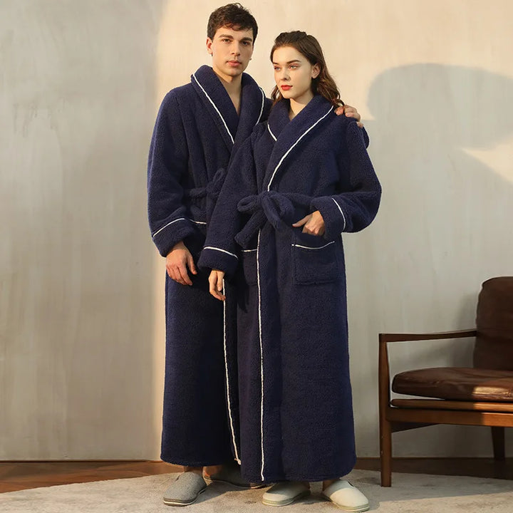 Ciepły szlafrok z miękkiej flaneli, unisex. Idealny na zimowe wieczory, zapewnia domowy komfort.