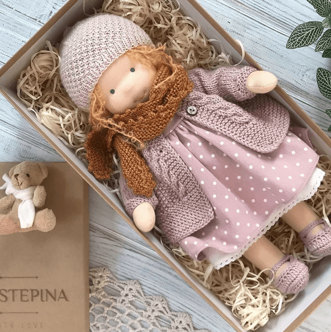 Unikatowa lalka Waldorf, rękodzieło z bawełny, ekologiczna i edukacyjna zabawka wspierająca rozwój dziecka.