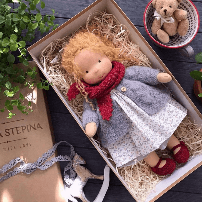 Delikatna lalka Waldorf w neutralnej pozie, ręcznie wykonana, bawełniana przytulanka dla dziecka.