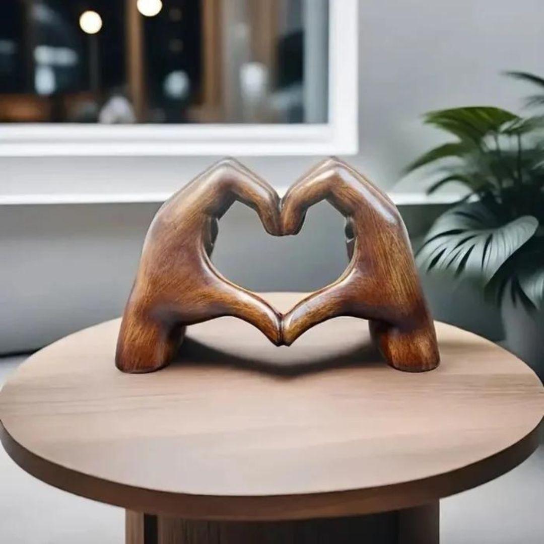 Drewniane serce LoveSculpt, rękodzieło. Ręcznie rzeźbiona ozdoba, symbol miłości do salonu.