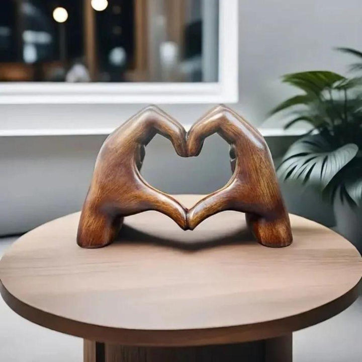 Drewniane serce LoveSculpt, rękodzieło. Ręcznie rzeźbiona ozdoba, symbol miłości do salonu.