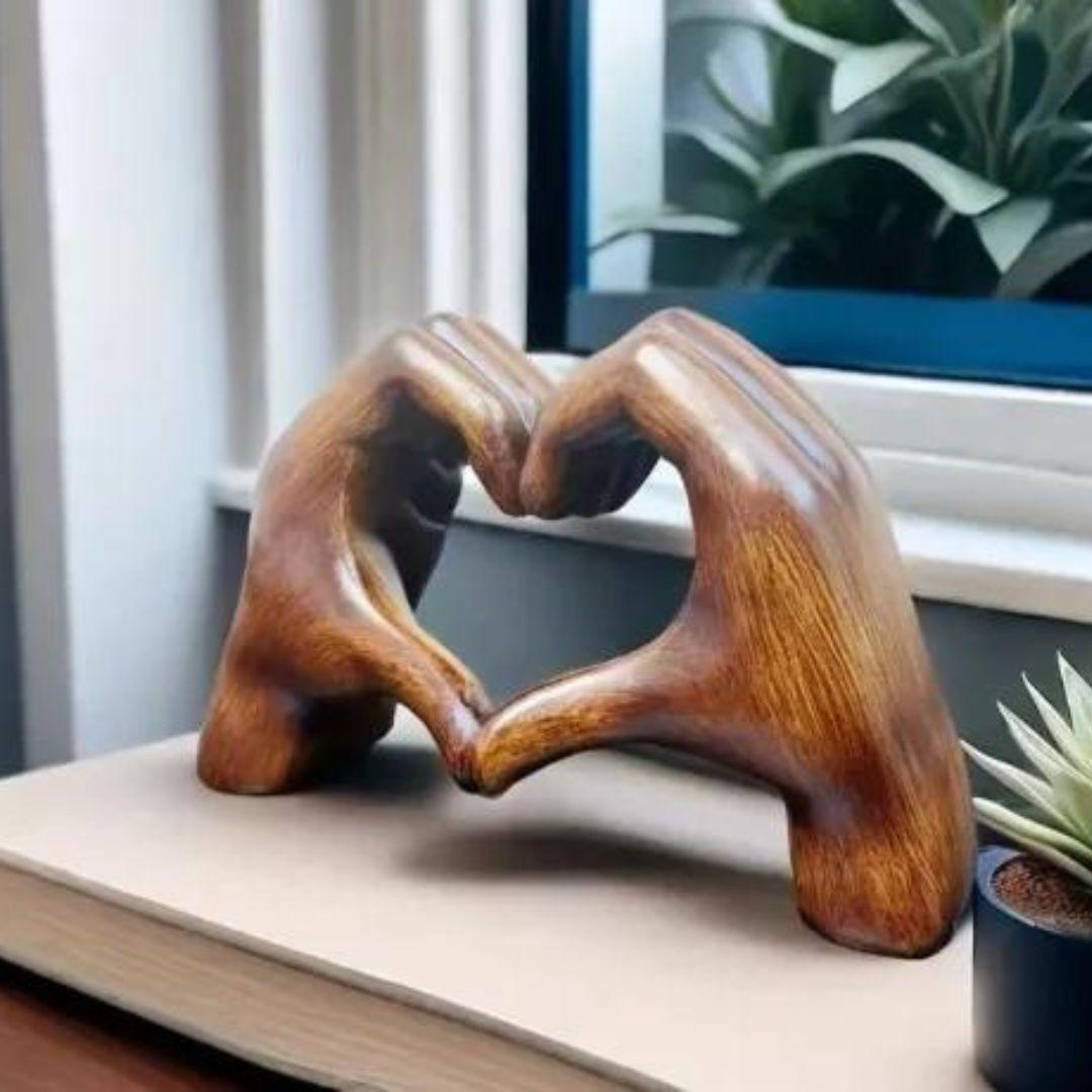 Rzeźbione drewniane serce, dekoracja LoveSculpt. Naturalne rękodzieło do każdego wnętrza, prezent.