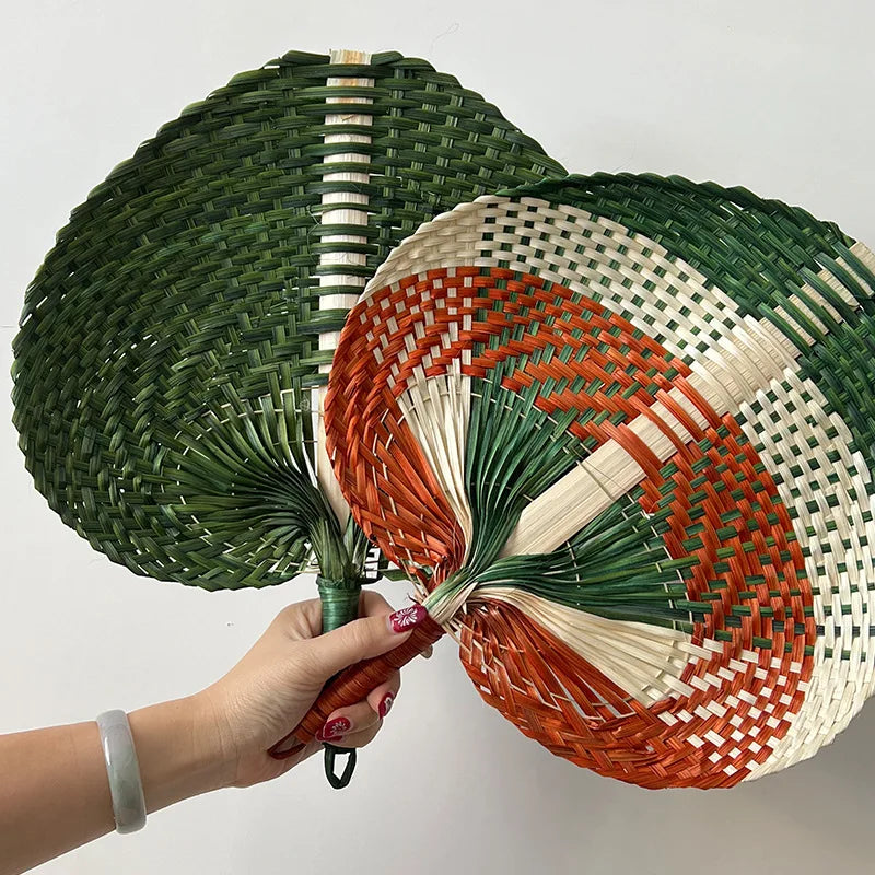 Rękodzielniczy wachlarz z bambusa i rattanu w kształcie serca. Tropikalna dekoracja ścienna w stylu boho.