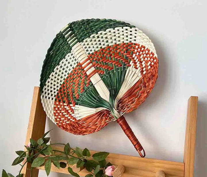 Naturalny wachlarz z bambusa i rattanu w kształcie serca. Ręcznie wykonana tropikalna dekoracja wnętrz boho.