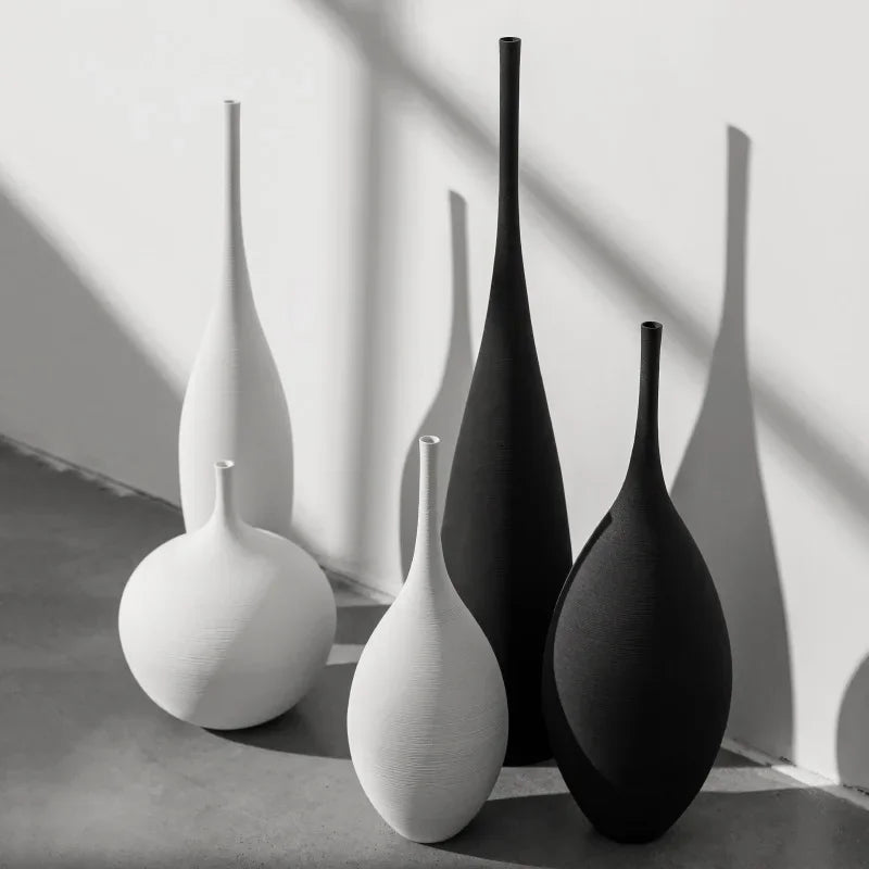 Ręcznie wykonany ceramiczny wazon w bieli, minimalistyczna dekoracja do nowoczesnego domu.