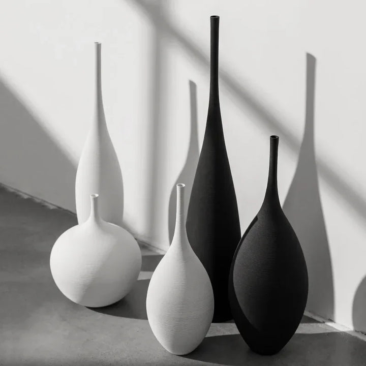 Ręcznie wykonany ceramiczny wazon w bieli, minimalistyczna dekoracja do nowoczesnego domu.