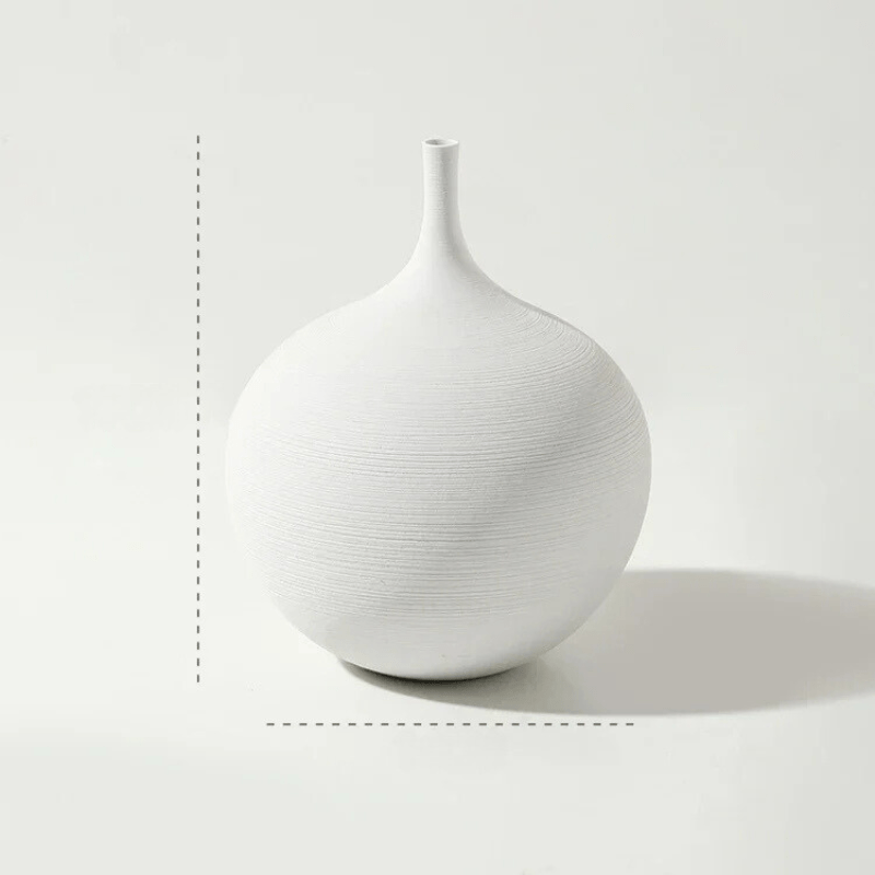 Unikalny biały wazon ceramiczny, ręcznie wykonany, z subtelnym srebrnym blaskiem, dekoracja.