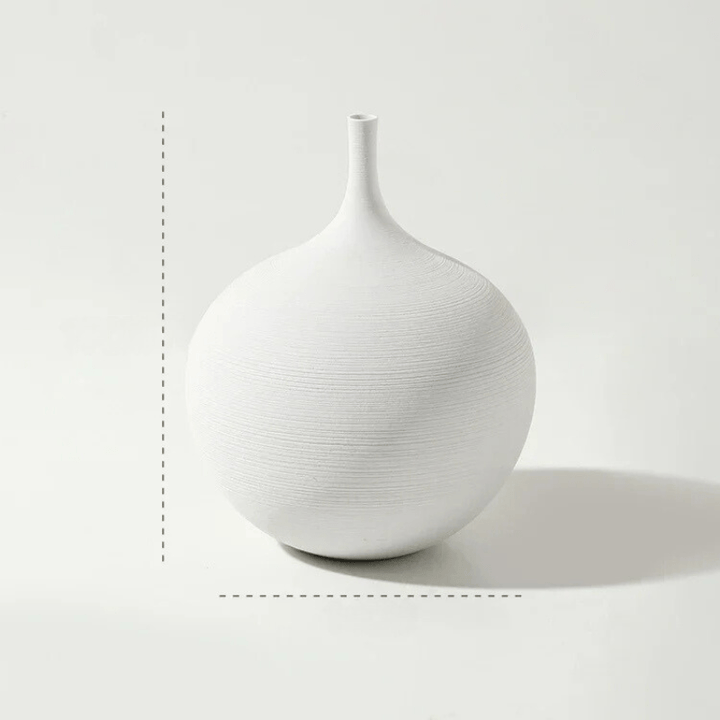 Unikalny biały wazon ceramiczny, ręcznie wykonany, z subtelnym srebrnym blaskiem, dekoracja.