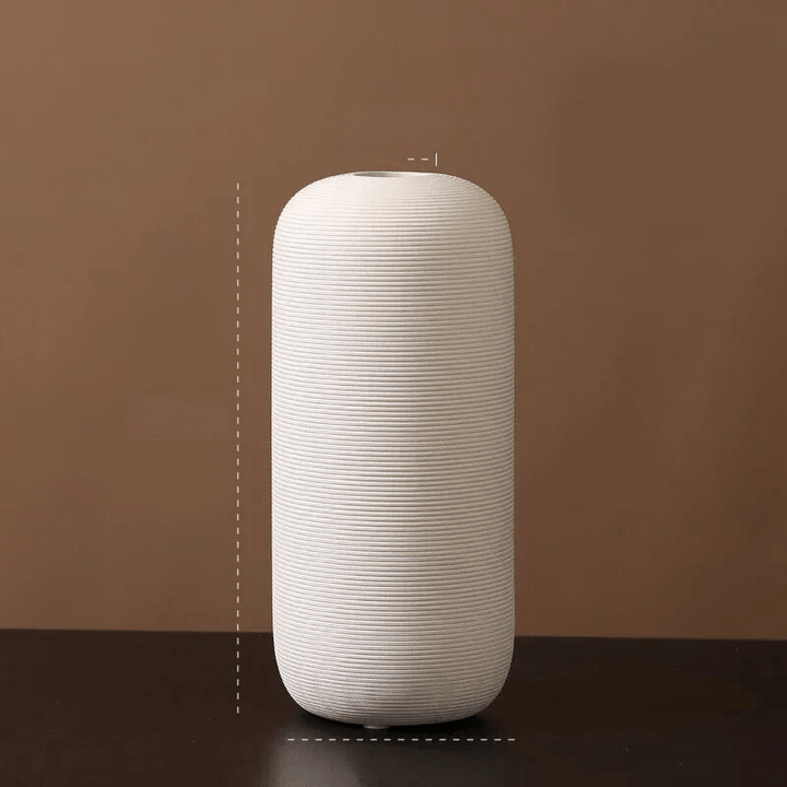 Wazon ceramiczny, biały mat, z delikatnym srebrnym wykończeniem, minimalistyczne rękodzieło.