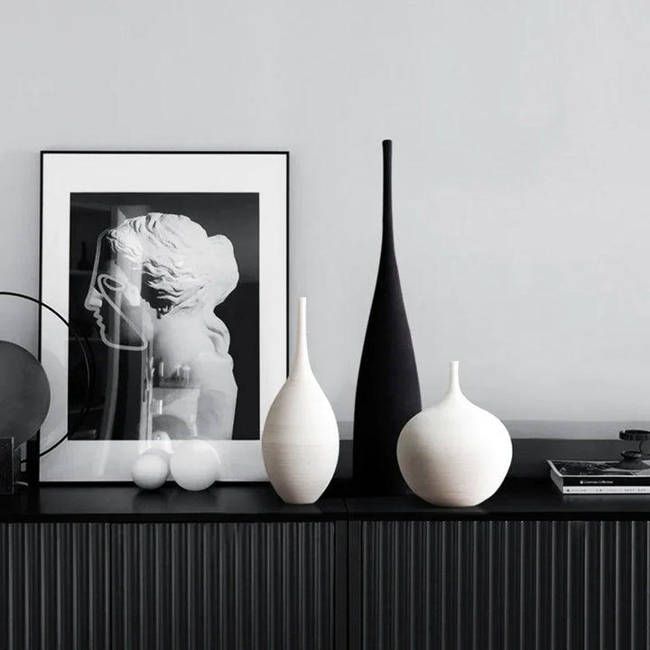 Elegancki wazon ceramiczny, biały, ze srebrnym akcentem, sztuka rękodzieła do wnętrz.