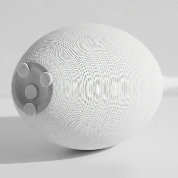Minimalistyczny biały wazon ceramiczny, rękodzieło, spokojny akcent dla domowej aranżacji.