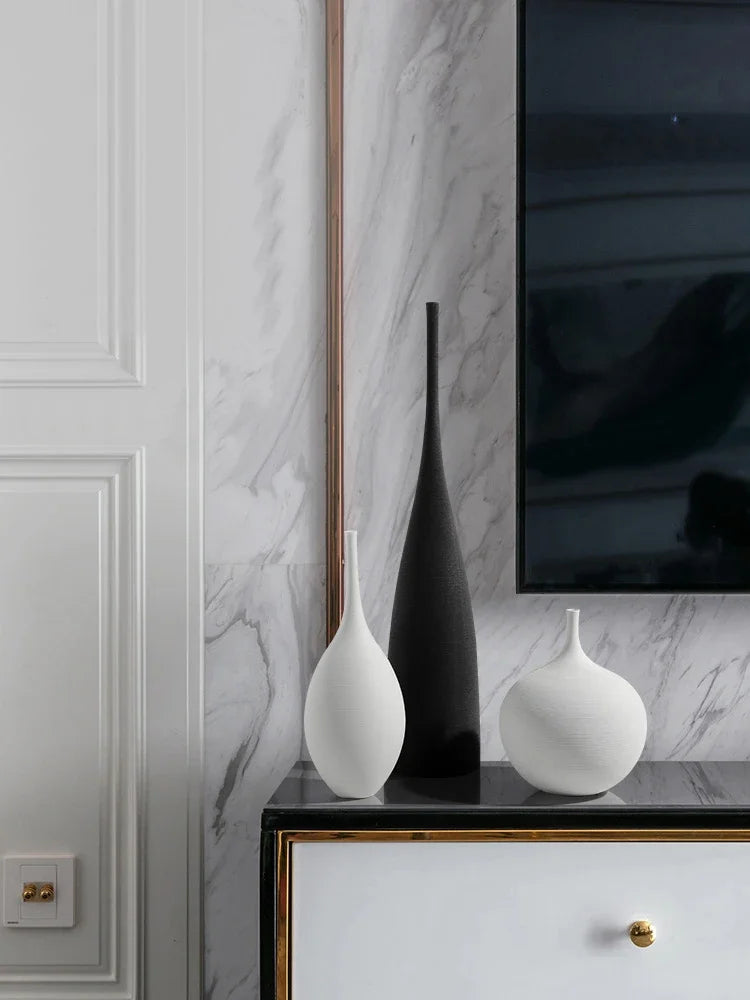 Wazon ceramiczny na kwiaty, biały, ręcznie robiony, dodaje uroku nowoczesnym wnętrzom.