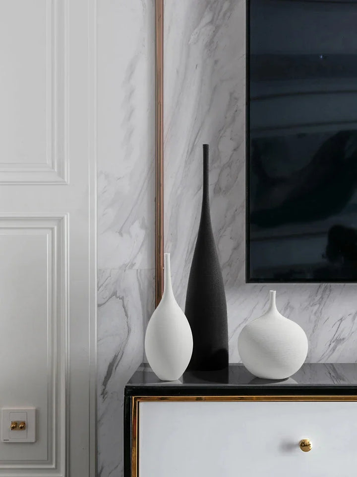 Wazon ceramiczny na kwiaty, biały, ręcznie robiony, dodaje uroku nowoczesnym wnętrzom.