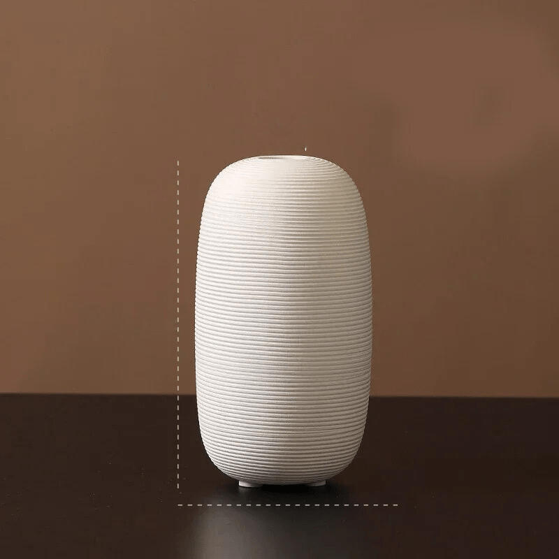 Biały wazon ceramiczny z profilu, nowoczesny design, rękodzieło, piękna dekoracja do salonu.