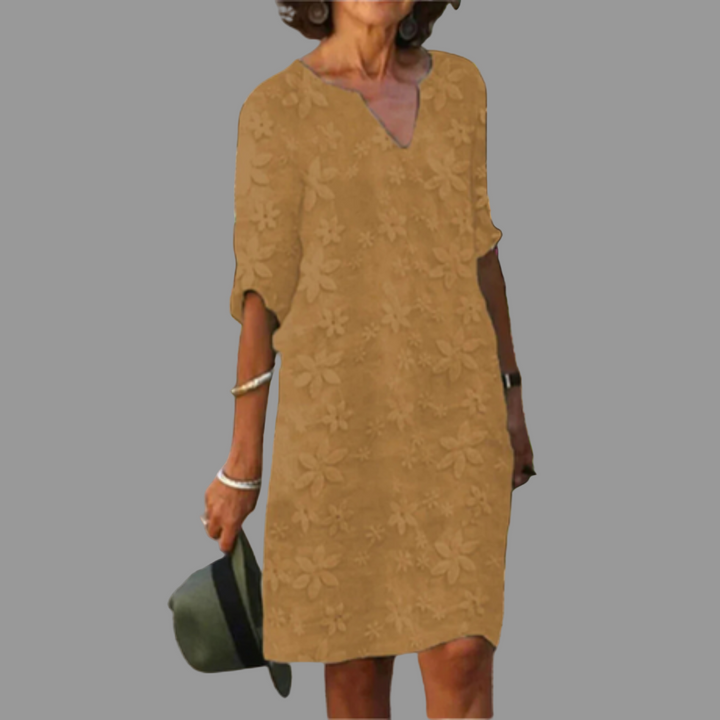 Kobieta w sukience midi w kolorze khaki