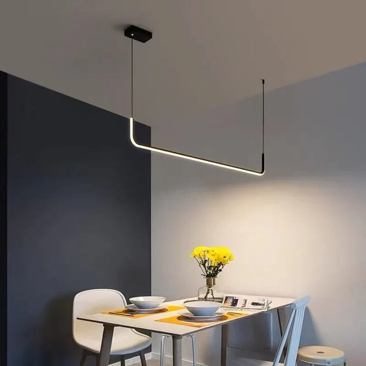 Złota lampa retro LED, regulowana. Tworzy ciepłe światło w salonie.