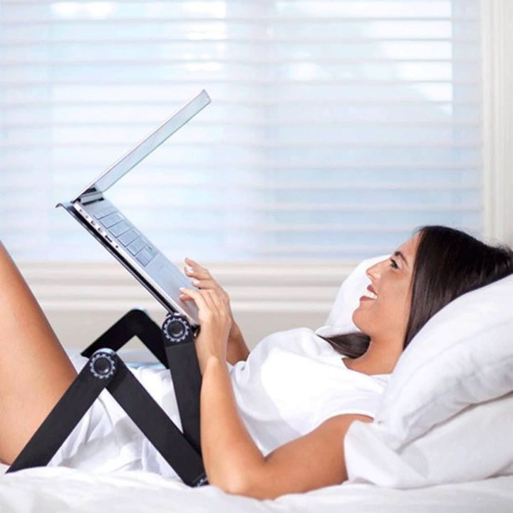 Regulowany stojak na laptopa z aluminium, zapewniający ergonomiczną pozycję i komfort podczas pracy.