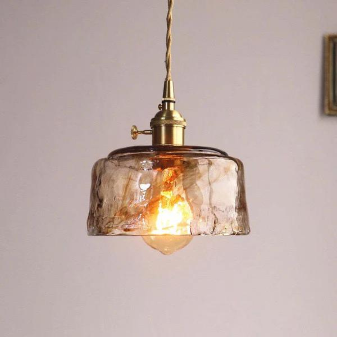 Lampa wisząca retro Jasper zamontowana nad stołem w salonie