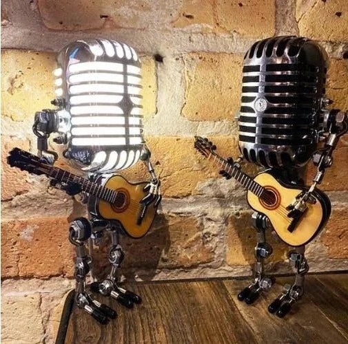 Dekoracyjna lampa robot, metalowa, z głową przypominającą mikrofon. Oświetlenie w stylu retro, industrialnym.
