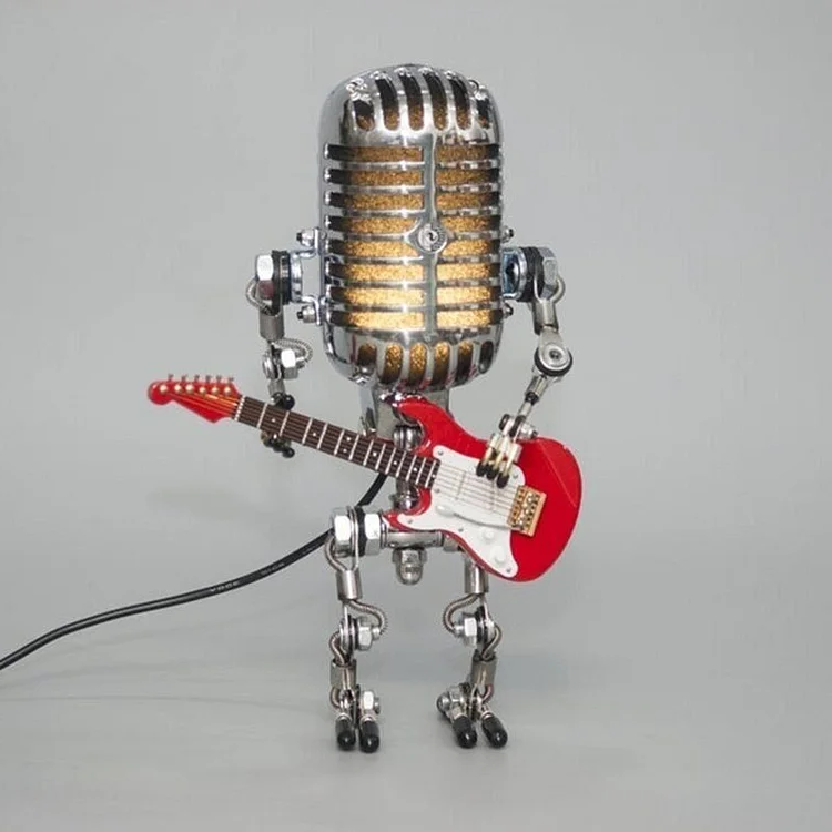 Metalowa lampa robot z mikrofonem, styl retro. Wyjątkowy dodatek do wnętrza i prezent dla muzyka.