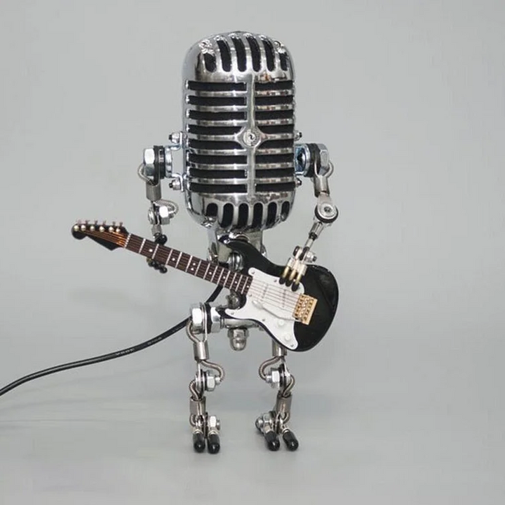 Efektowna lampa stołowa w kształcie retro robota z mikrofonem. Metalowa konstrukcja, industrialne oświetlenie.