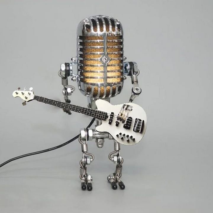 Lampa robot metalowa w stylu retro, z detalami mikrofonu. Unikatowa dekoracja i źródło światła.