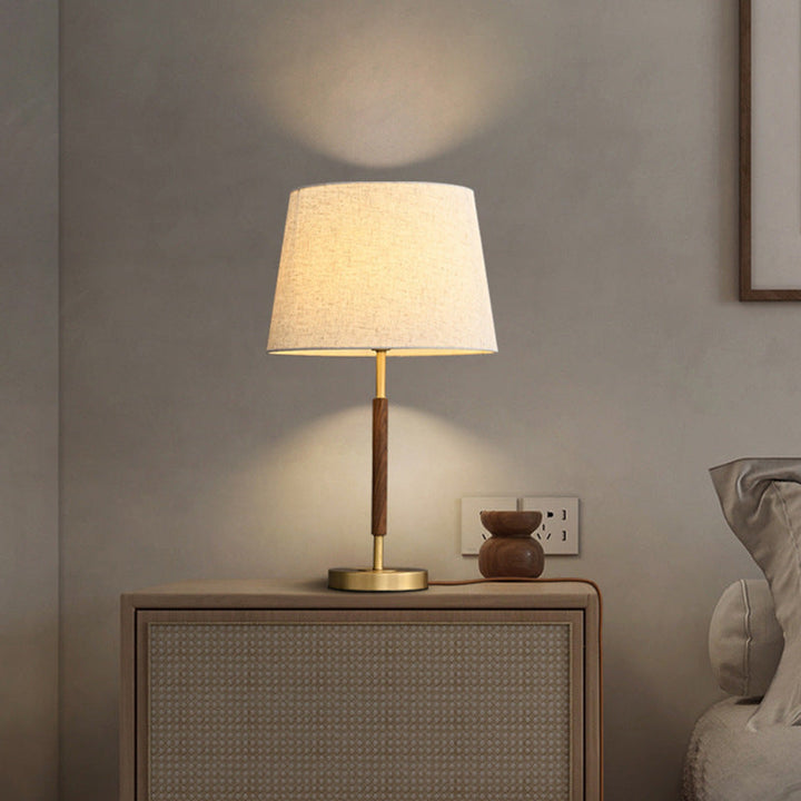 Retro mosiężna lampka nocna walcowa, idealna do sypialni. Stylowe oświetlenie cylindryczne.