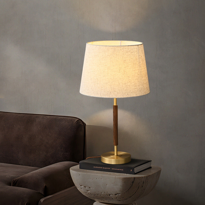 Elegancka retro lampka nocna z mosiądzu, cylindryczna forma. Doskonała dekoracja do salonu.