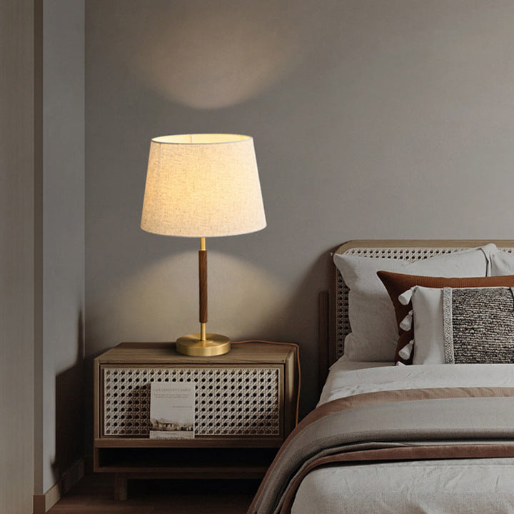 Przytulna mosiężna lampka nocna w stylu retro. Walcowy design, idealna do czytania.