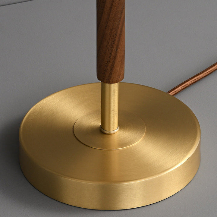 Minimalistyczna mosiężna lampka nocna, cylindryczna. Oświetlenie w stylu retro do nowoczesnego wnętrza.